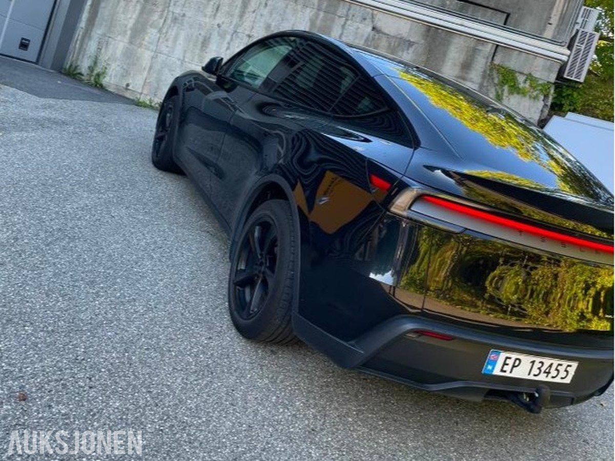 2025 Tesla Model Y Long Range AWD Autopilot, Premium interiør, Varmepakke