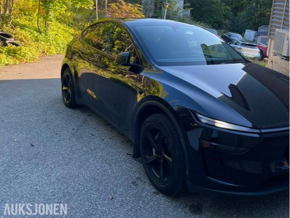 2025 Tesla Model Y Long Range AWD Autopilot, Premium interiør, Varmepakke