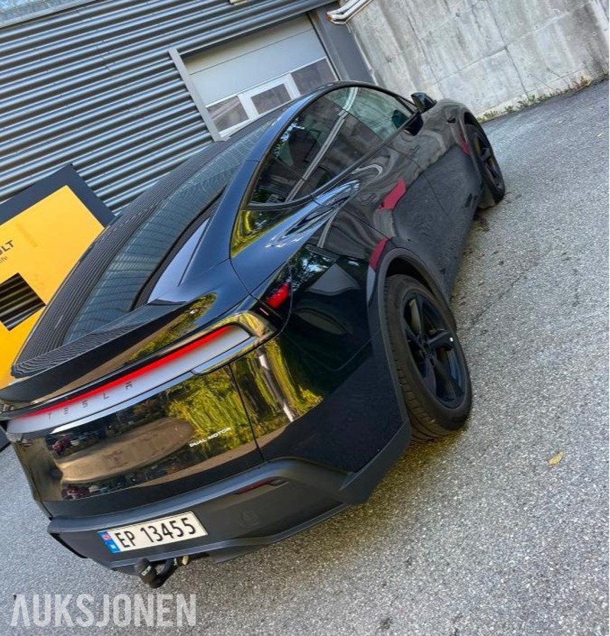 2025 Tesla Model Y Long Range AWD Autopilot, Premium interiør, Varmepakke