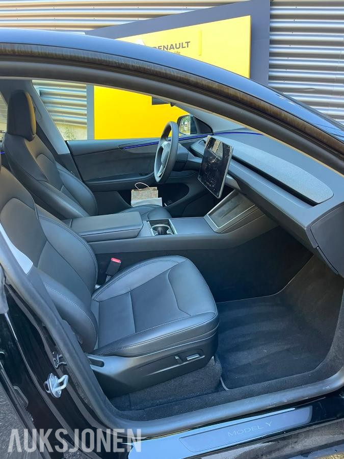 2025 Tesla Model Y Long Range AWD Autopilot, Premium interiør, Varmepakke