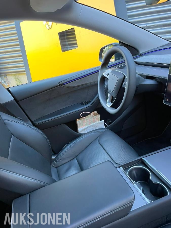 2025 Tesla Model Y Long Range AWD Autopilot, Premium interiør, Varmepakke