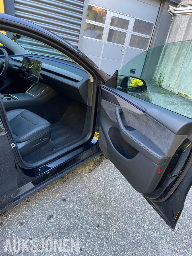 2025 Tesla Model Y Long Range AWD Autopilot, Premium interiør, Varmepakke