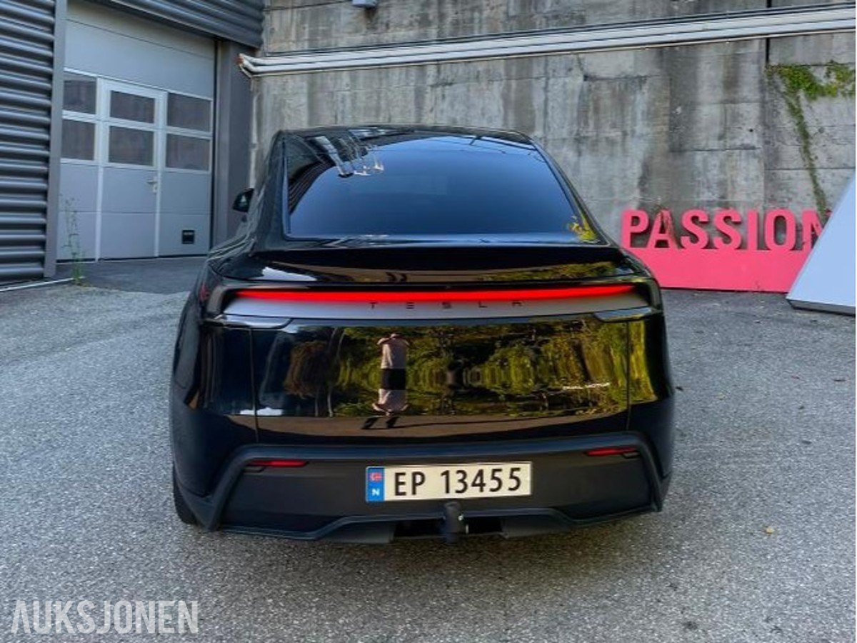 2025 Tesla Model Y Long Range AWD Autopilot, Premium interiør, Varmepakke
