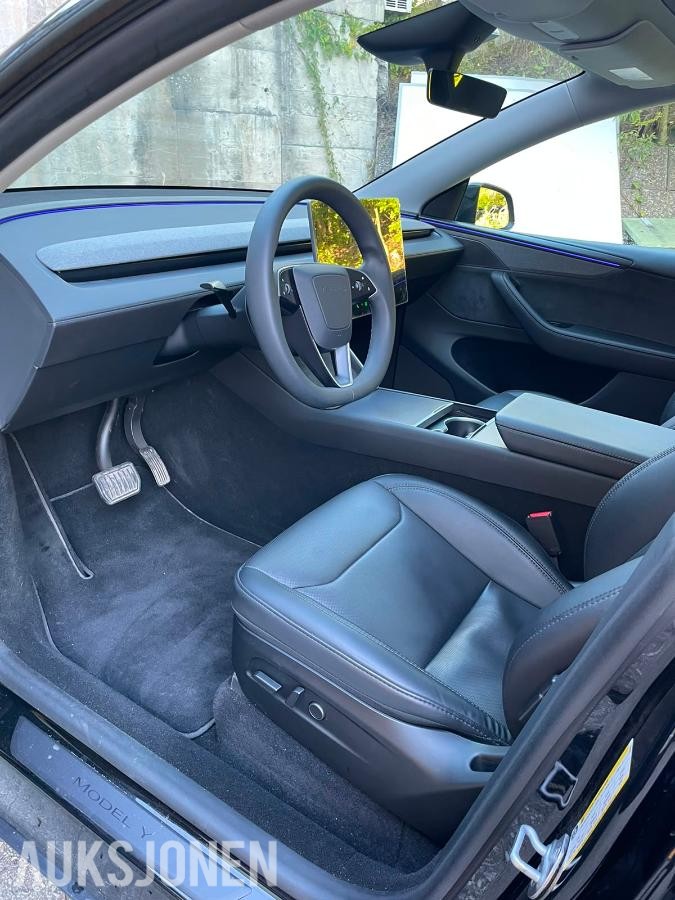 2025 Tesla Model Y Long Range AWD Autopilot, Premium interiør, Varmepakke