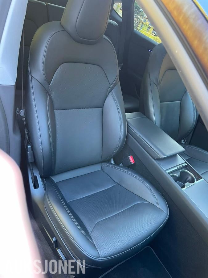 2025 Tesla Model Y Long Range AWD Autopilot, Premium interiør, Varmepakke