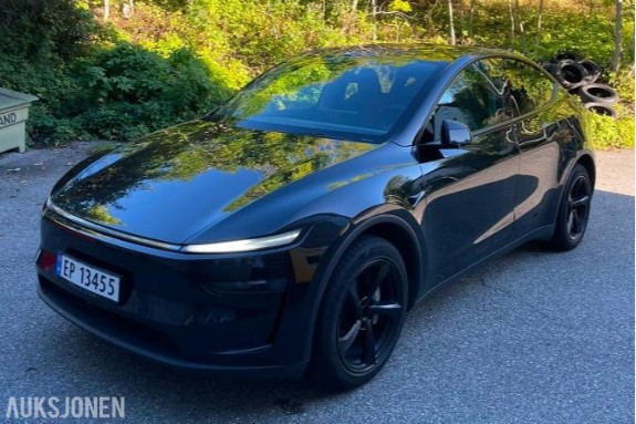 2025 Tesla Model Y Long Range AWD Autopilot, Premium interiør, Varmepakke