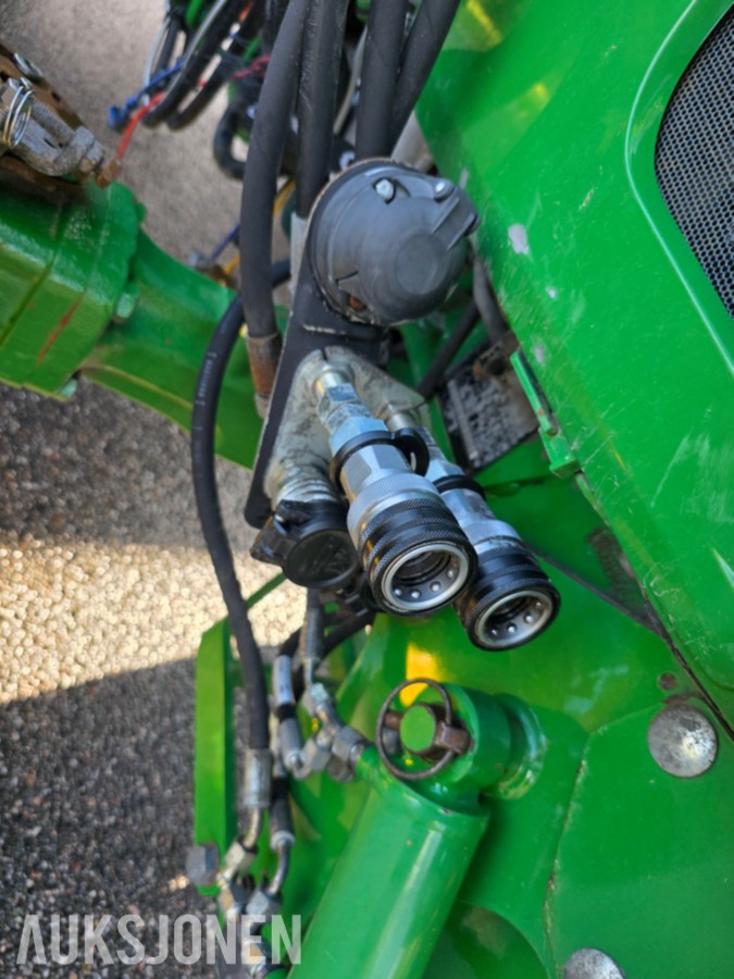 2019 John Deere 4066R traktor med 440 R lesseapparat-feiemaskin-skuffe-snøskjær-