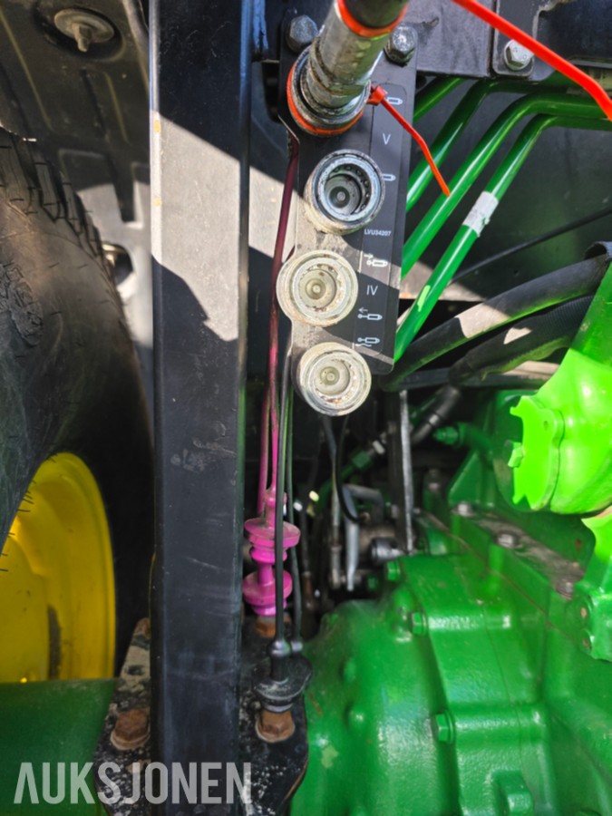 2019 John Deere 4066R traktor med 440 R lesseapparat-feiemaskin-skuffe-snøskjær-