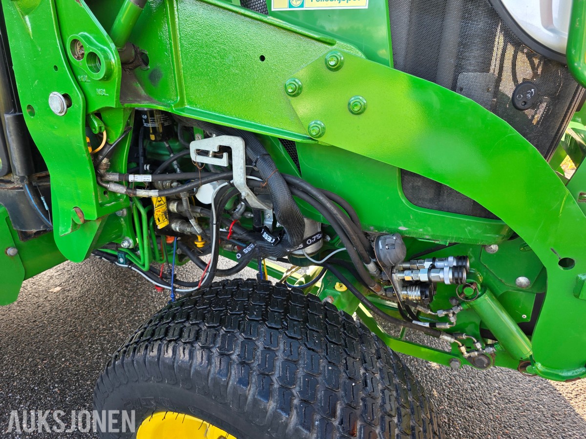 2019 John Deere 4066R traktor med 440 R lesseapparat-feiemaskin-skuffe-snøskjær-