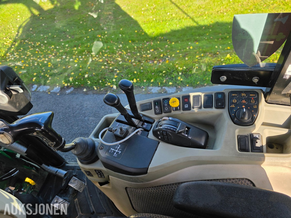 2019 John Deere 4066R traktor med 440 R lesseapparat-feiemaskin-skuffe-snøskjær-