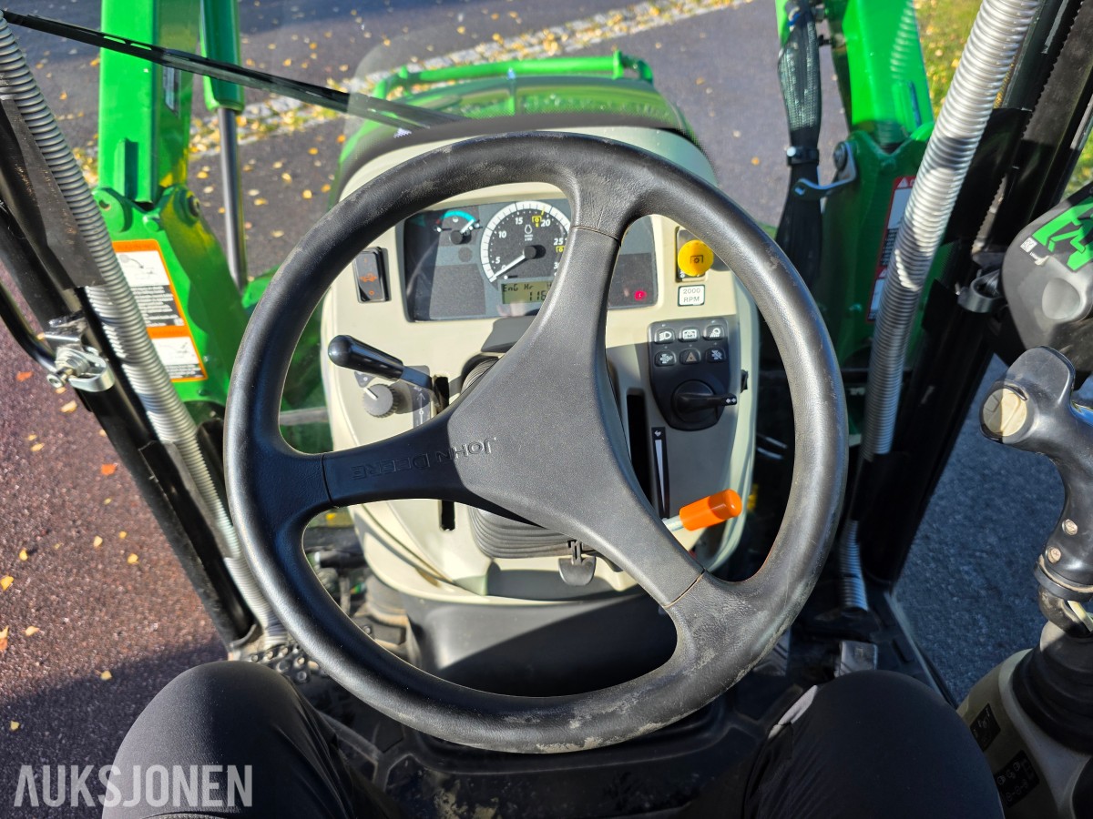 2019 John Deere 4066R traktor med 440 R lesseapparat-feiemaskin-skuffe-snøskjær-