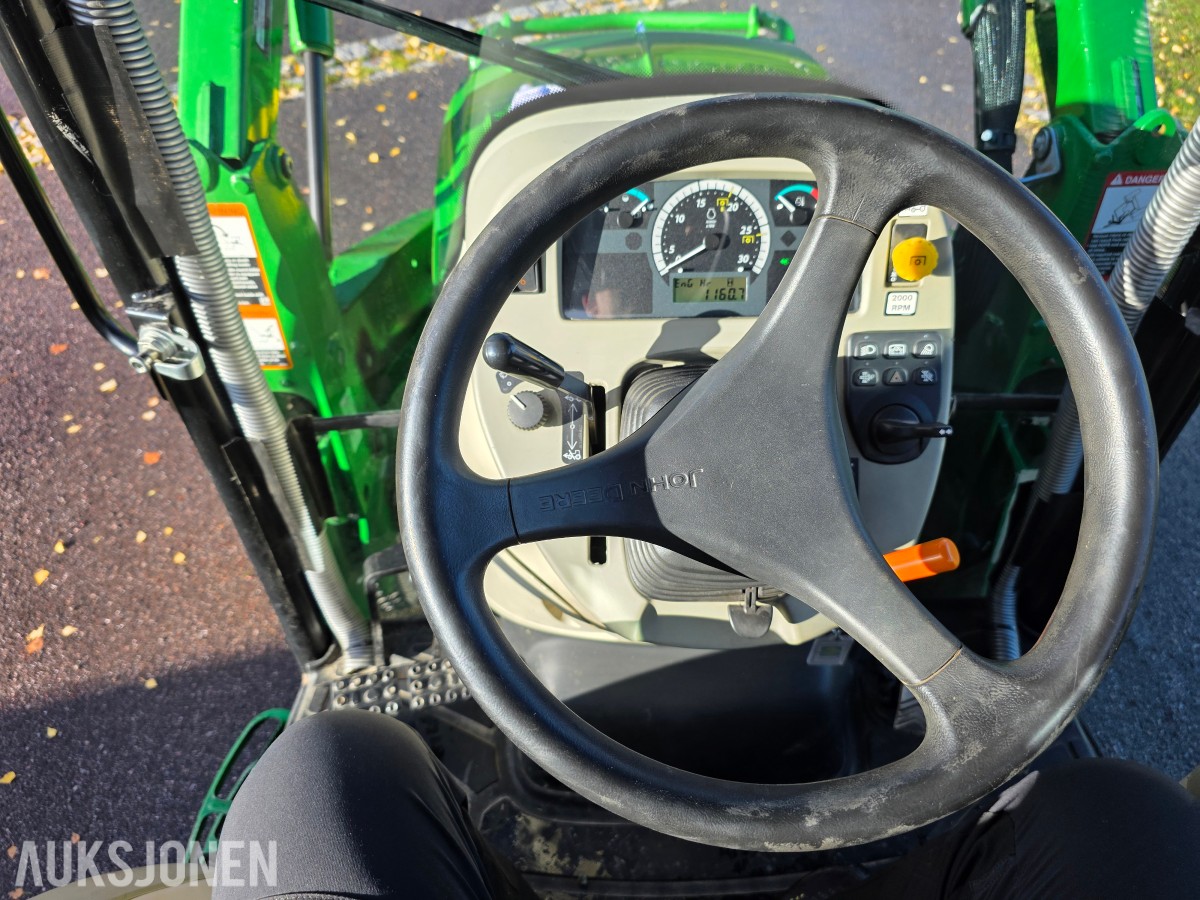 2019 John Deere 4066R traktor med 440 R lesseapparat-feiemaskin-skuffe-snøskjær-