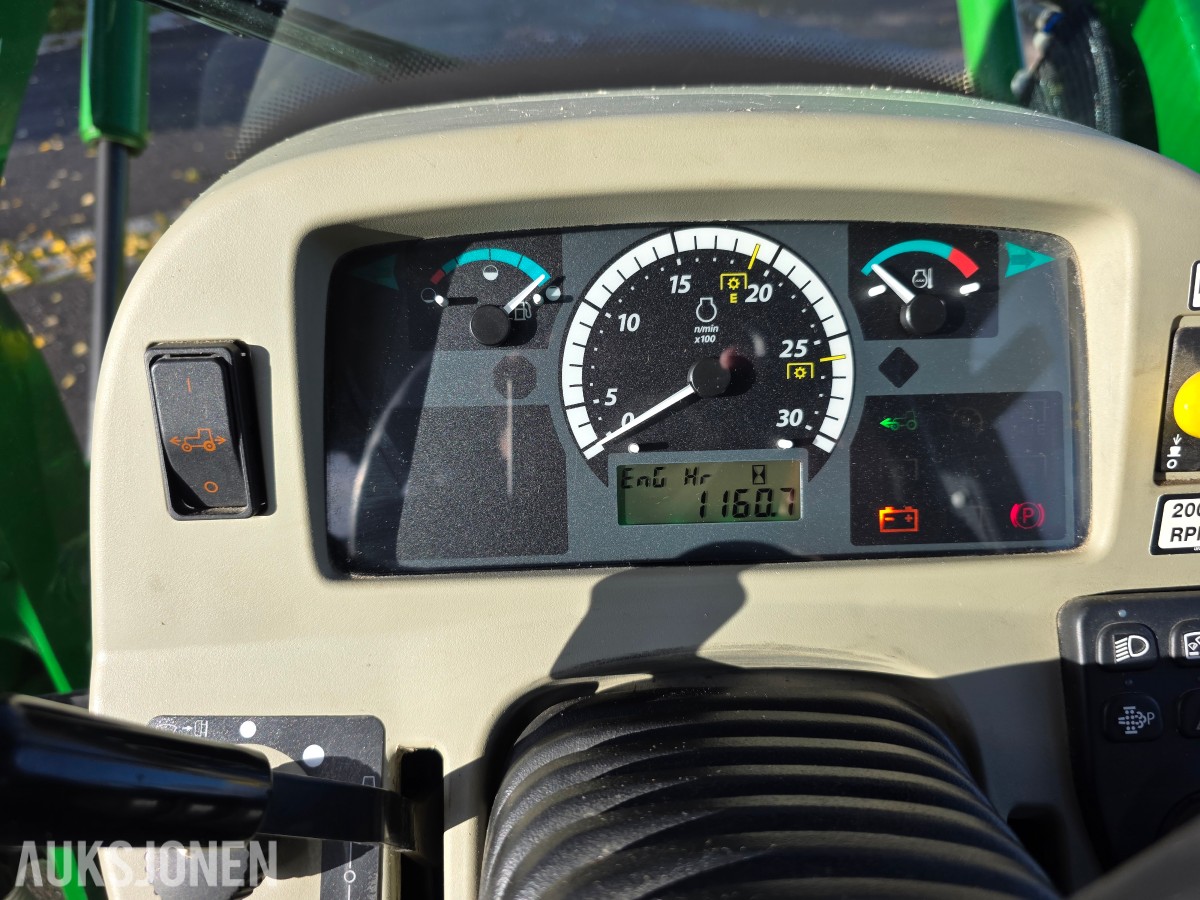 2019 John Deere 4066R traktor med 440 R lesseapparat-feiemaskin-skuffe-snøskjær-