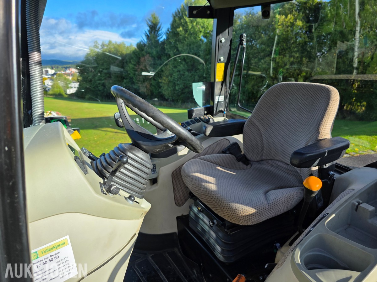 2019 John Deere 4066R traktor med 440 R lesseapparat-feiemaskin-skuffe-snøskjær-