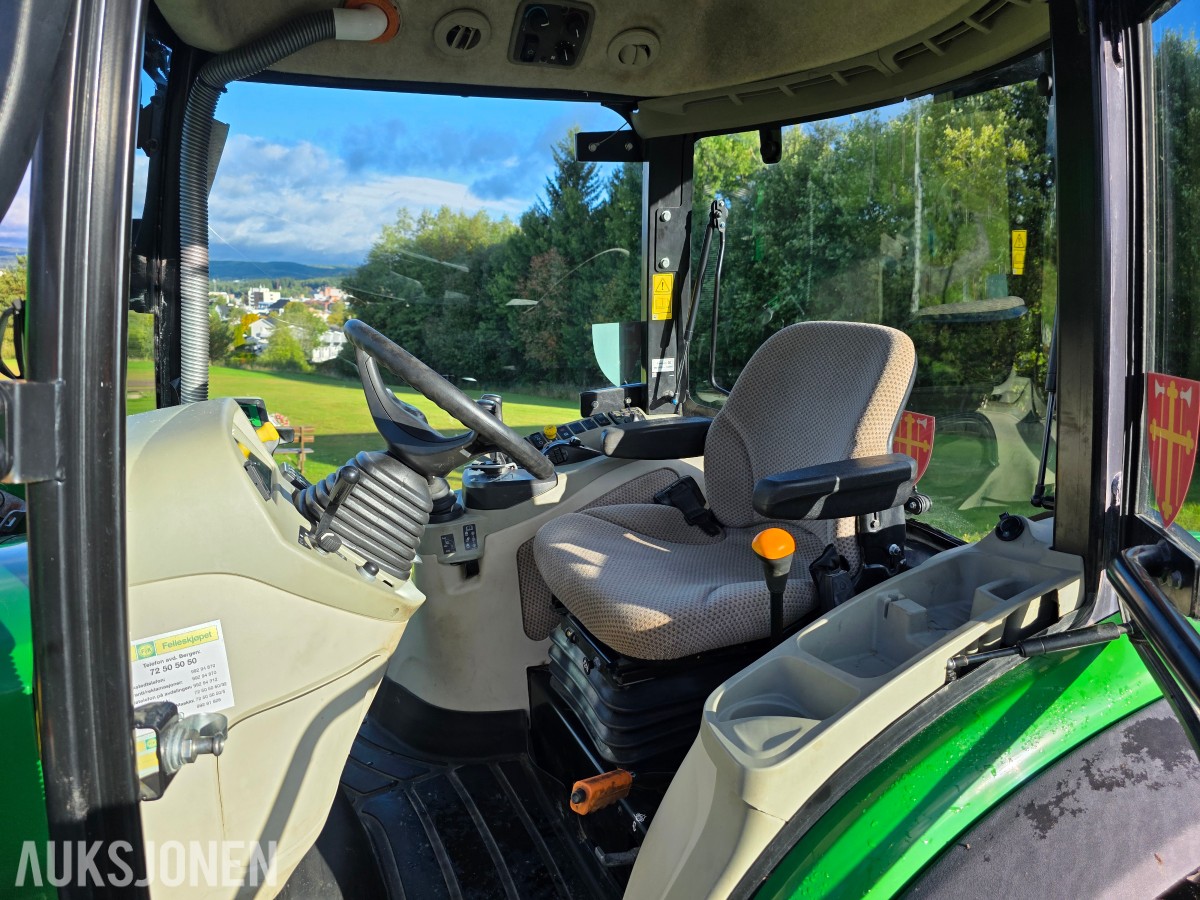 2019 John Deere 4066R traktor med 440 R lesseapparat-feiemaskin-skuffe-snøskjær-
