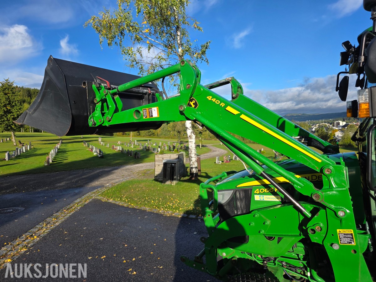 2019 John Deere 4066R traktor med 440 R lesseapparat-feiemaskin-skuffe-snøskjær-