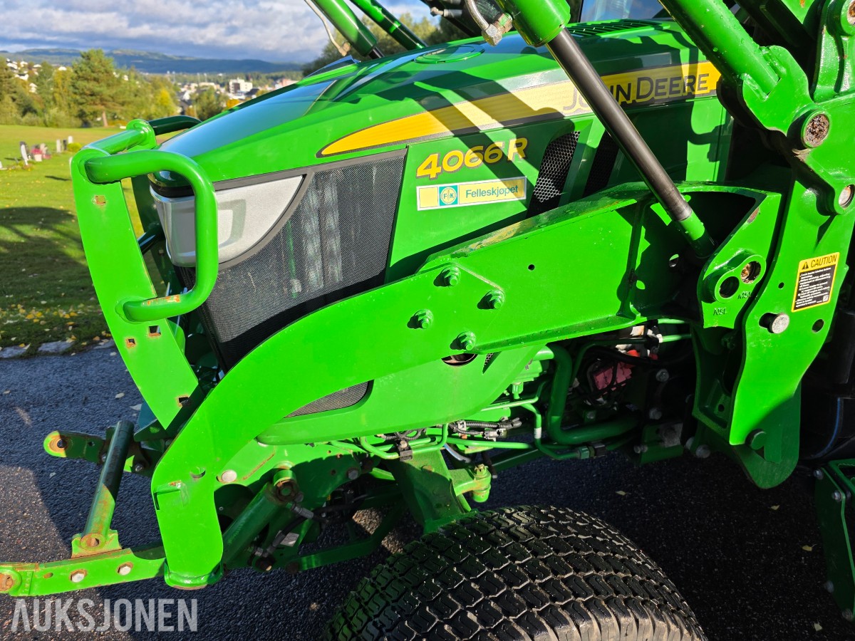 2019 John Deere 4066R traktor med 440 R lesseapparat-feiemaskin-skuffe-snøskjær-