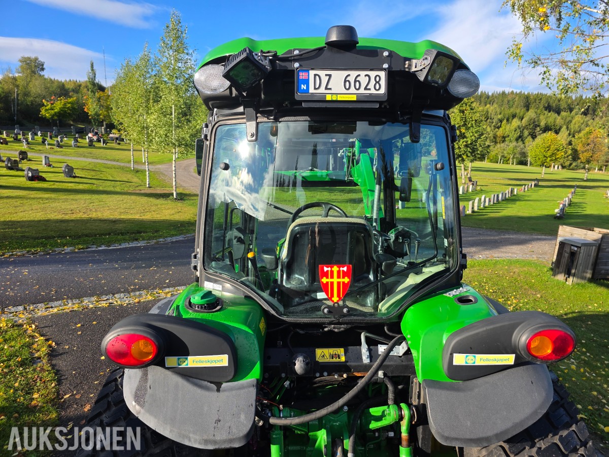 2019 John Deere 4066R traktor med 440 R lesseapparat-feiemaskin-skuffe-snøskjær-