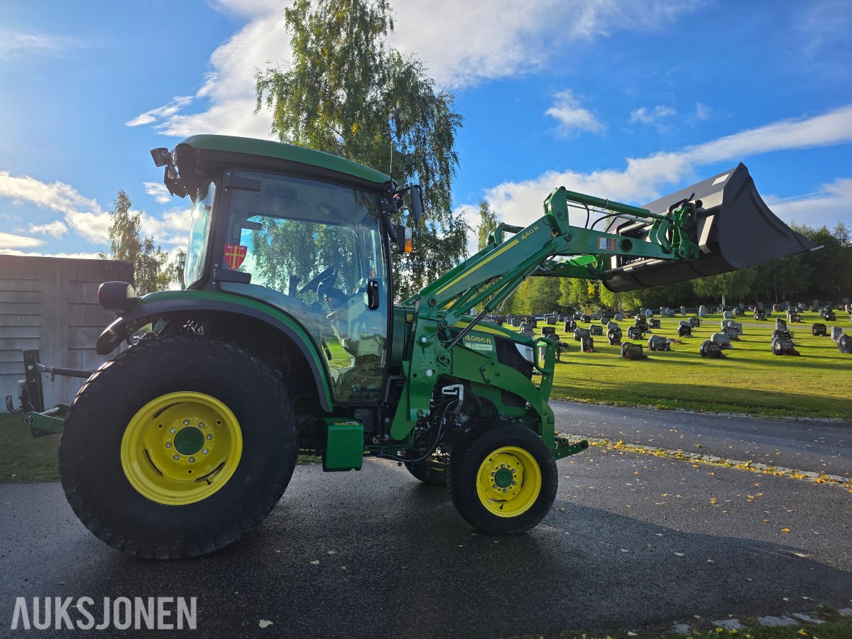 2019 John Deere 4066R traktor med 440 R lesseapparat-feiemaskin-skuffe-snøskjær-