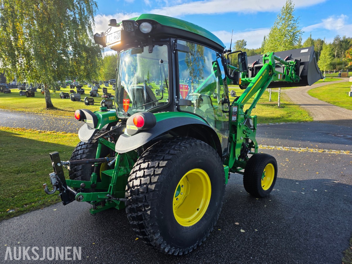 2019 John Deere 4066R traktor med 440 R lesseapparat-feiemaskin-skuffe-snøskjær-