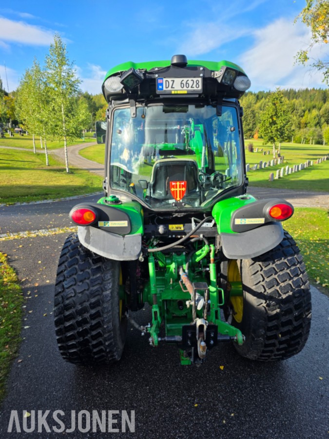 2019 John Deere 4066R traktor med 440 R lesseapparat-feiemaskin-skuffe-snøskjær-