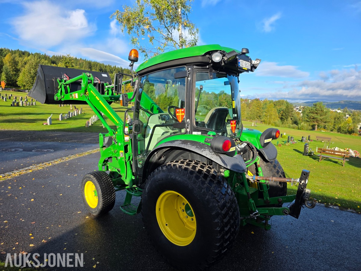 2019 John Deere 4066R traktor med 440 R lesseapparat-feiemaskin-skuffe-snøskjær-