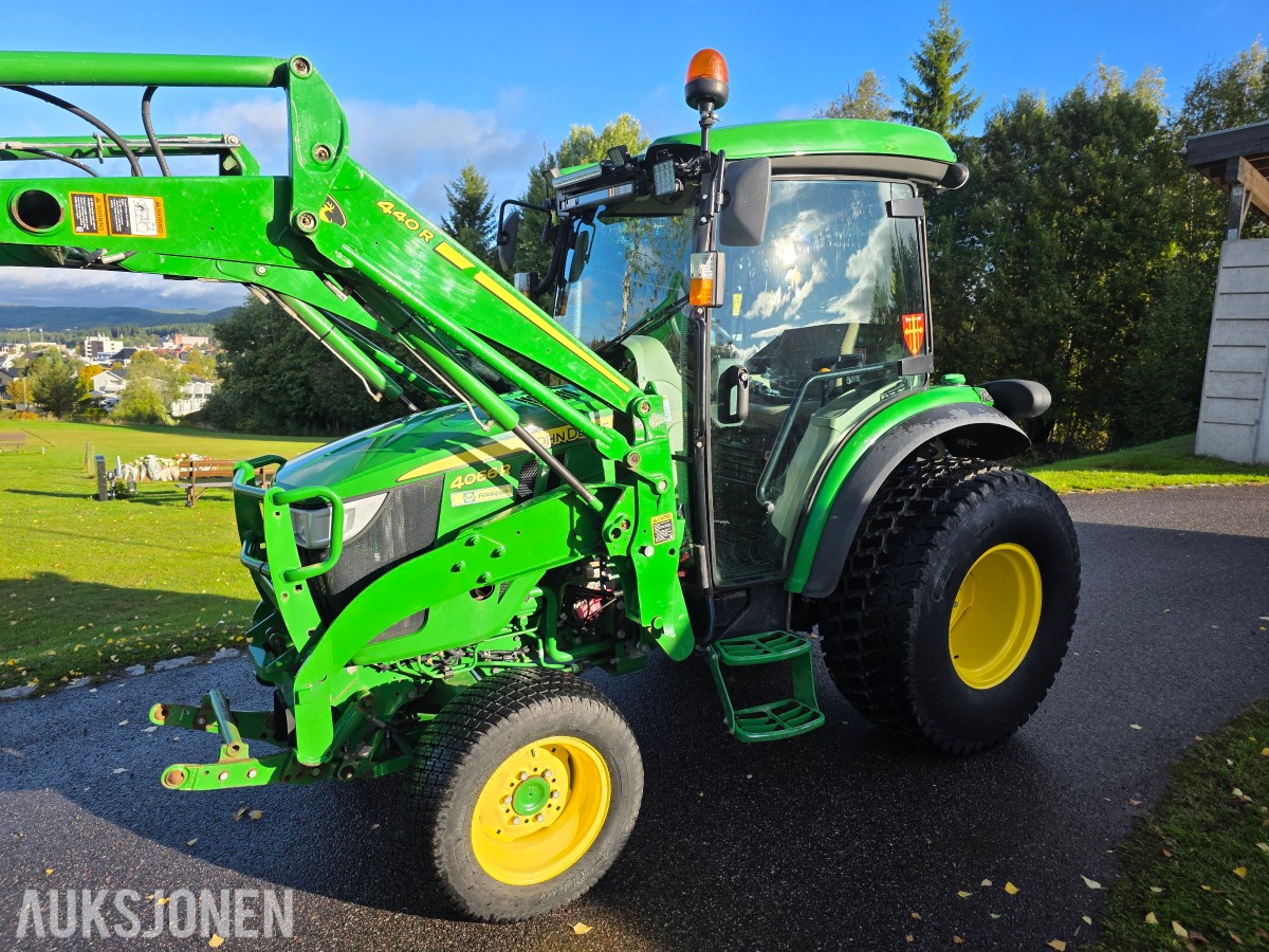 2019 John Deere 4066R traktor med 440 R lesseapparat-feiemaskin-skuffe-snøskjær-