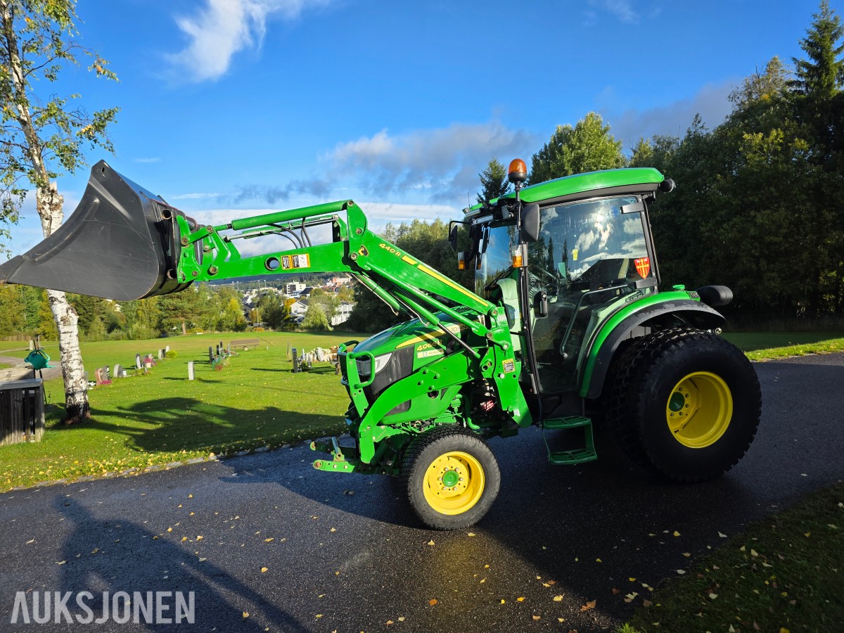 2019 John Deere 4066R traktor med 440 R lesseapparat-feiemaskin-skuffe-snøskjær-