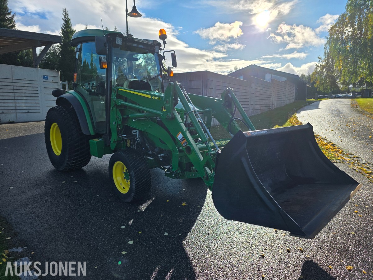 2019 John Deere 4066R traktor med 440 R lesseapparat-feiemaskin-skuffe-snøskjær-