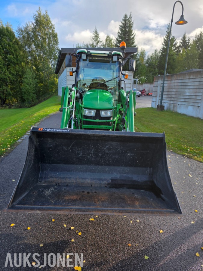 2019 John Deere 4066R traktor med 440 R lesseapparat-feiemaskin-skuffe-snøskjær-