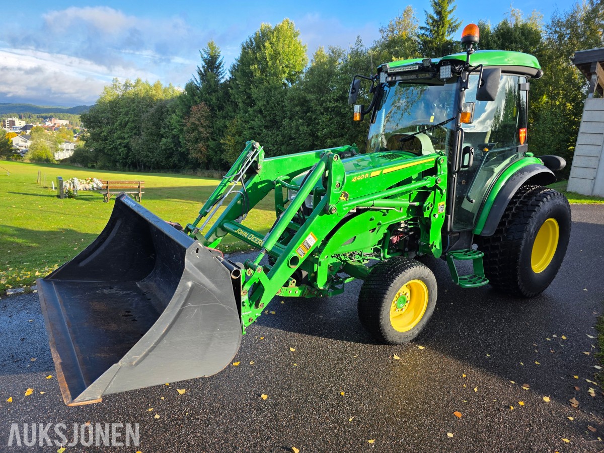 2019 John Deere 4066R traktor med 440 R lesseapparat-feiemaskin-skuffe-snøskjær-