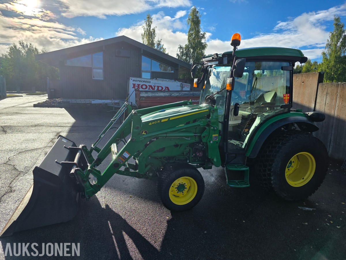 2019 John Deere 4066R traktor med 440 R lesseapparat-feiemaskin-skuffe-snøskjær-