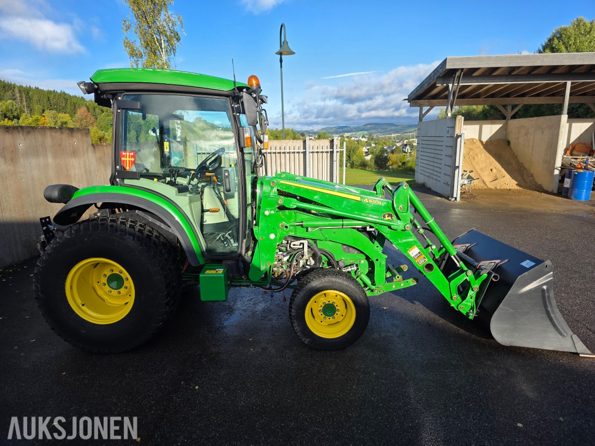 2019 John Deere 4066R traktor med 440 R lesseapparat-feiemaskin-skuffe-snøskjær-