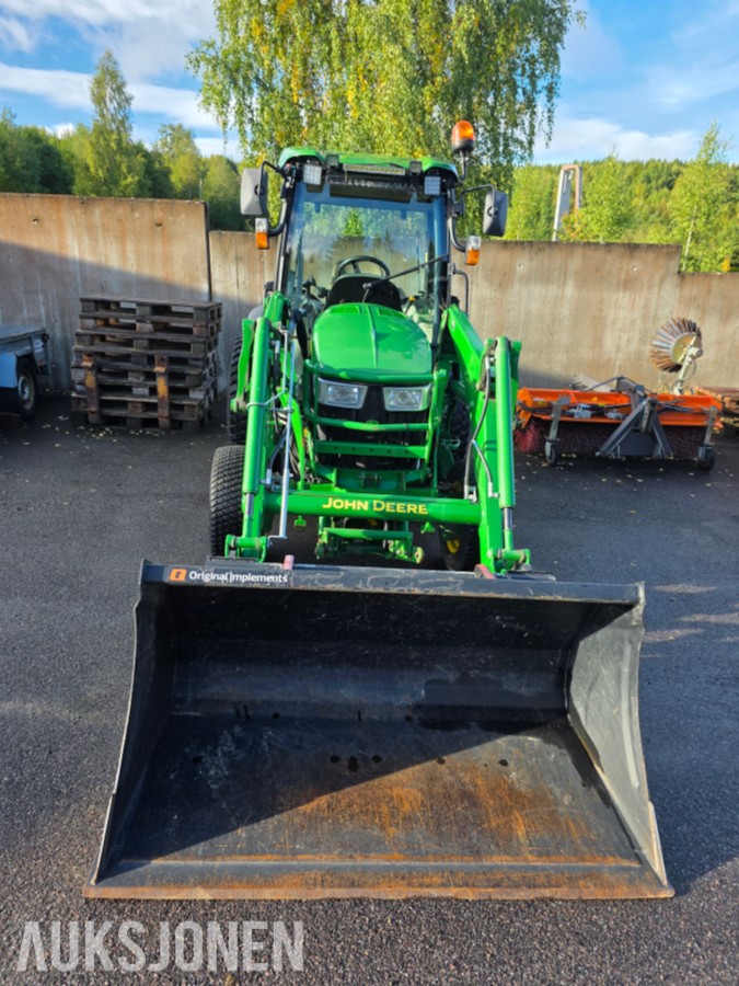 2019 John Deere 4066R traktor med 440 R lesseapparat-feiemaskin-skuffe-snøskjær-