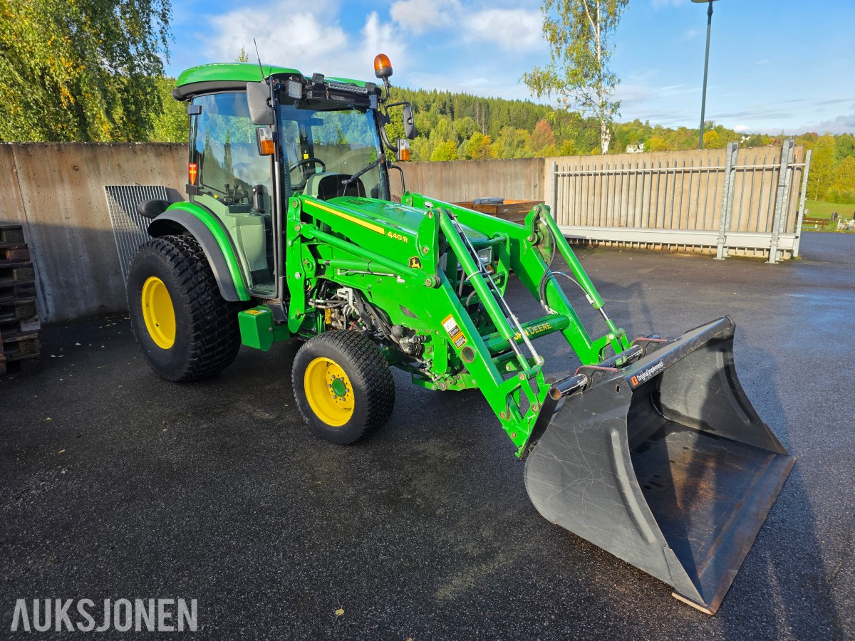 2019 John Deere 4066R traktor med 440 R lesseapparat-feiemaskin-skuffe-snøskjær-