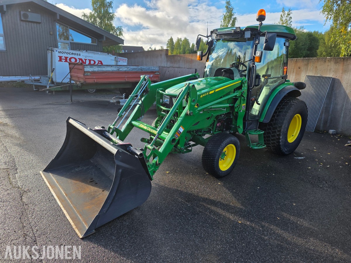 2019 John Deere 4066R traktor med 440 R lesseapparat-feiemaskin-skuffe-snøskjær-