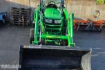 2019 John Deere 4066R traktor med 440 R lesseapparat-feiemaskin-skuffe-snøskjær-
