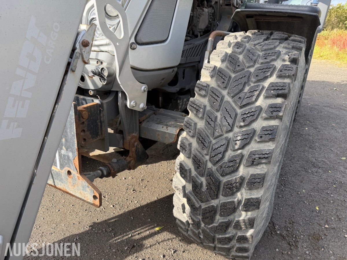 2018 Fendt 724 Vario traktor med laster, 6395 timer