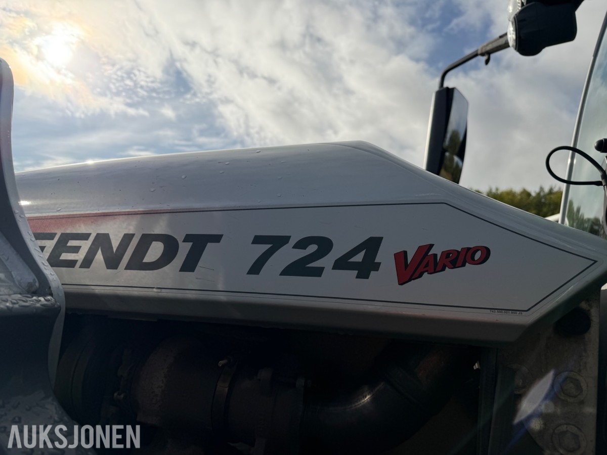 2018 Fendt 724 Vario traktor med laster, 6395 timer