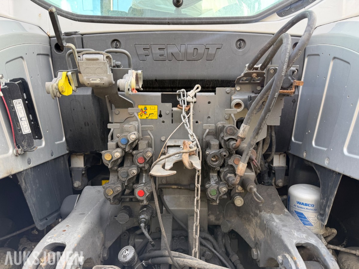2018 Fendt 724 Vario traktor med laster, 6395 timer