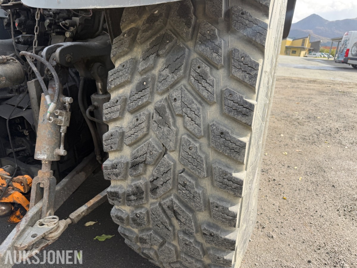 2018 Fendt 724 Vario traktor med laster, 6395 timer