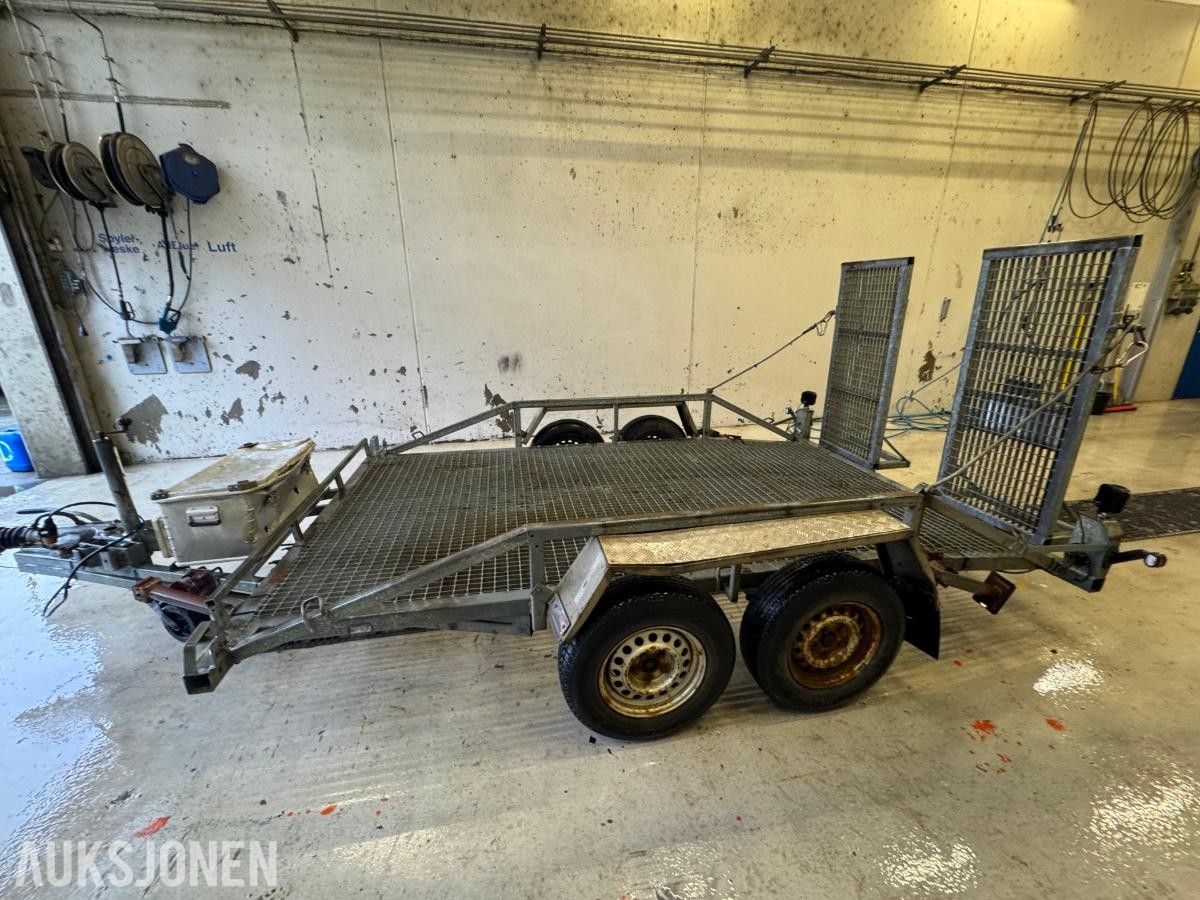2010 Hammer maskinhenger med kjøreramper og gitterbunn – 2 aksler