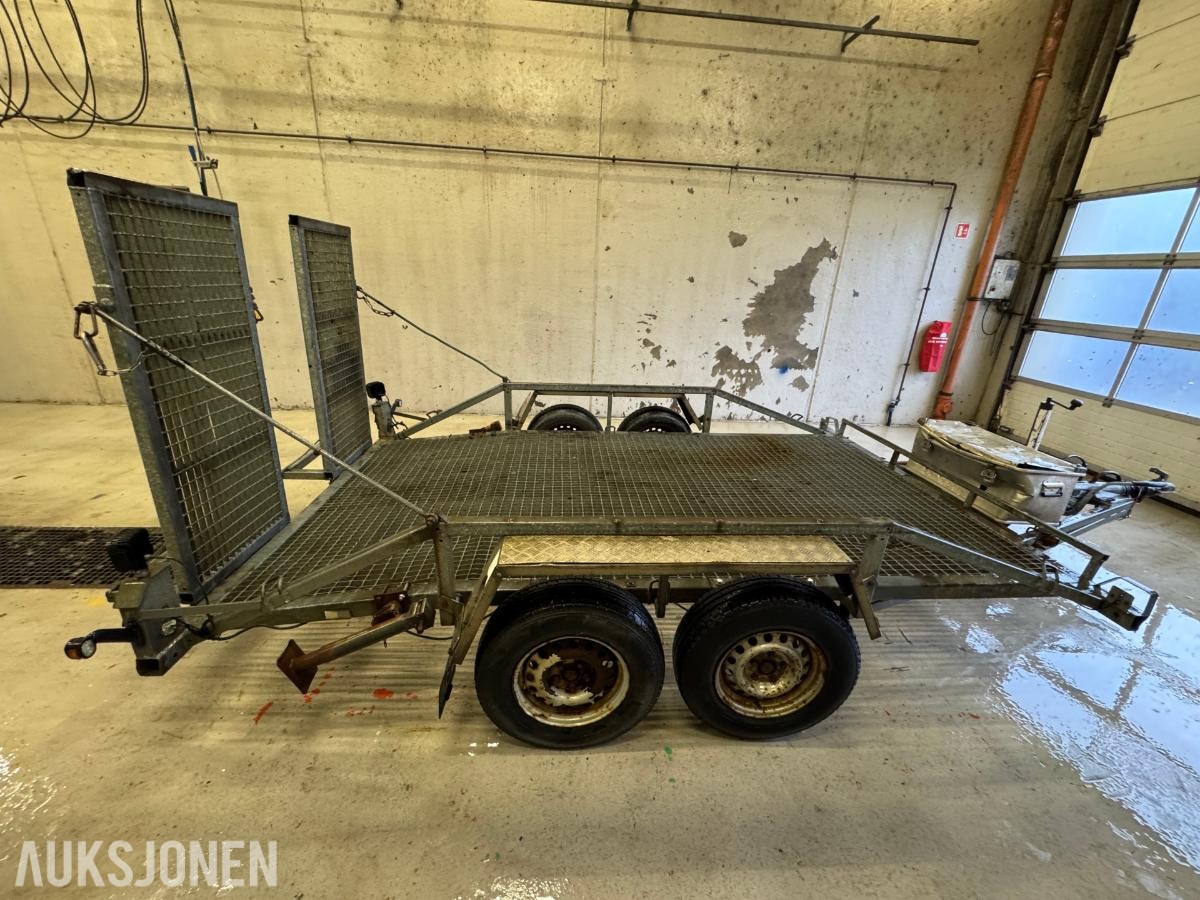 2010 Hammer maskinhenger med kjøreramper og gitterbunn – 2 aksler