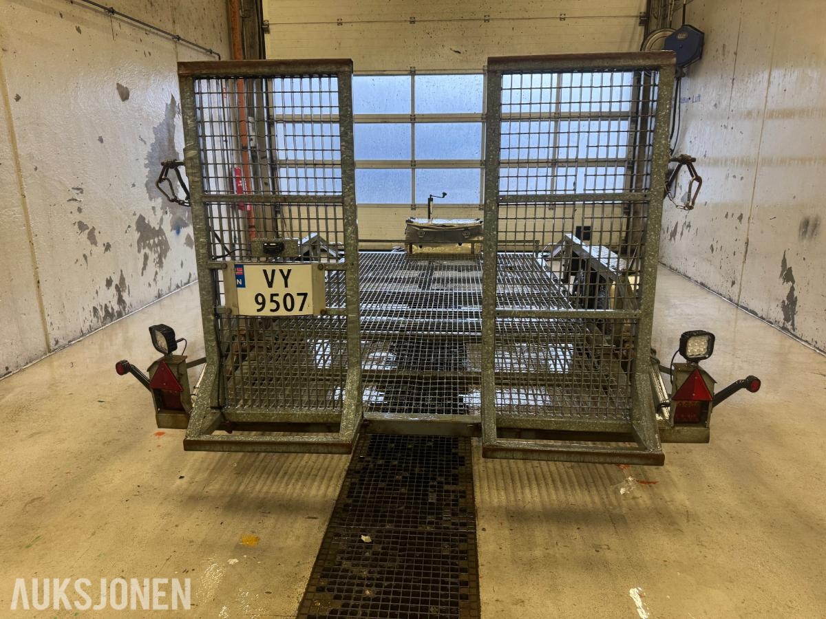 2010 Hammer maskinhenger med kjøreramper og gitterbunn – 2 aksler