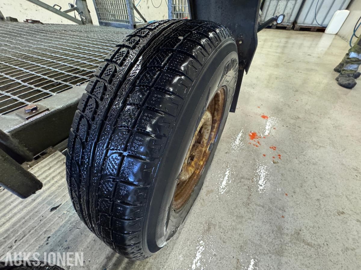 2010 Hammer maskinhenger med kjøreramper og gitterbunn – 2 aksler
