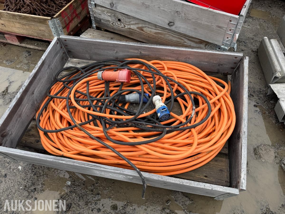2 Paller med 400V Kabler og strømskap