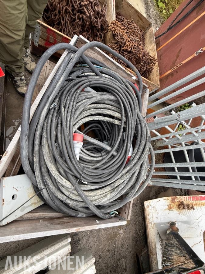 2 Paller med 400V Kabler og strømskap