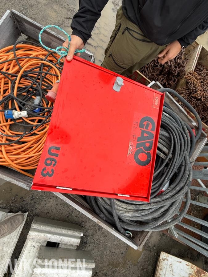 2 Paller med 400V Kabler og strømskap