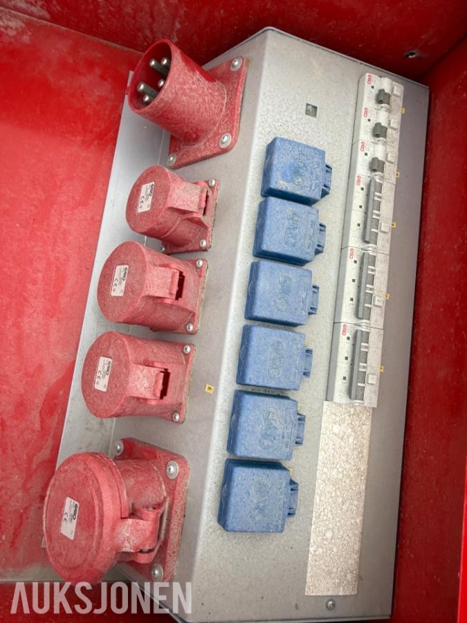 2 Paller med 400V Kabler og strømskap