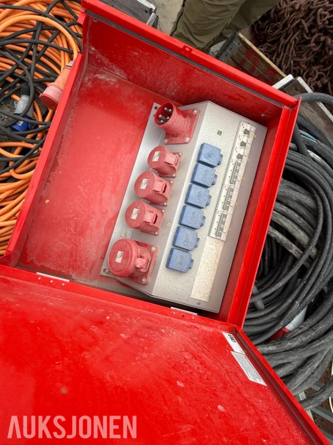 2 Paller med 400V Kabler og strømskap